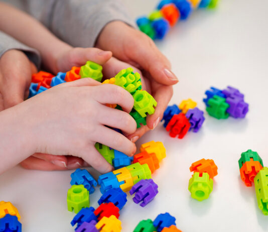 recurso niño jugando autismo madre educacion infantil