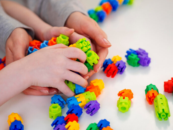 recurso niño jugando autismo madre educacion infantil