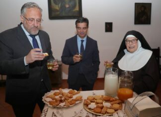 El presidente de las Cortes de Castilla y León, Carlos Pollán; junto al presidente de la fundación Castila y León, Juan Zapatero; y a sor Micaela,presenta en el Monasterio de santa Clara las jornadas de repostería de convento Dulce Tentación' en Carrión de los Condes (Palencia). Brágimo / ICAL