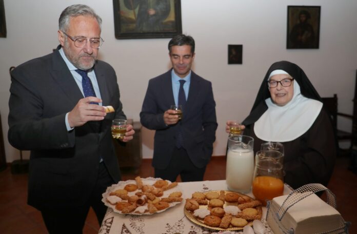 El presidente de las Cortes de Castilla y León, Carlos Pollán; junto al presidente de la fundación Castila y León, Juan Zapatero; y a sor Micaela,presenta en el Monasterio de santa Clara las jornadas de repostería de convento Dulce Tentación' en Carrión de los Condes (Palencia). Brágimo / ICAL