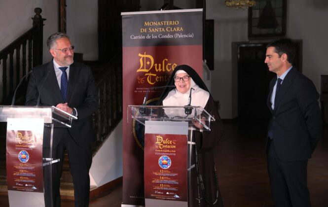 El presidente de las Cortes de Castilla y León, Carlos Pollán; junto al presidente de la fundación Castila y León, Juan Zapatero; y a sor Micaela,presenta en el Monasterio de santa Clara las jornadas de repostería de convento Dulce Tentación' en Carrión de los Condes (Palencia). Brágimo / ICAL