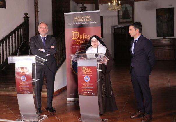 El presidente de las Cortes de Castilla y León, Carlos Pollán; junto al presidente de la fundación Castila y León, Juan Zapatero; y a sor Micaela,presenta en el Monasterio de santa Clara las jornadas de repostería de convento Dulce Tentación' en Carrión de los Condes (Palencia). Brágimo / ICAL