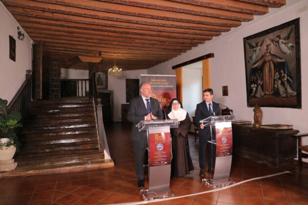 El presidente de las Cortes de Castilla y León, Carlos Pollán; junto al presidente de la fundación Castila y León, Juan Zapatero; y a sor Micaela,presenta en el Monasterio de santa Clara las jornadas de repostería de convento Dulce Tentación' en Carrión de los Condes (Palencia). Brágimo / ICAL