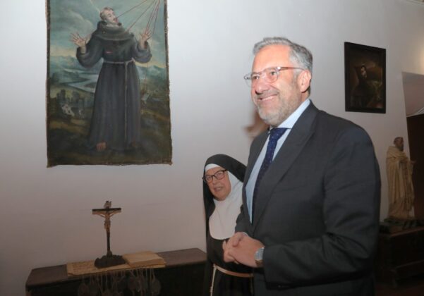 El presidente de las Cortes de Castilla y León, Carlos Pollán; junto al presidente de la fundación Castila y León, Juan Zapatero; y a sor Micaela,presenta en el Monasterio de santa Clara las jornadas de repostería de convento Dulce Tentación' en Carrión de los Condes (Palencia). Brágimo / ICAL