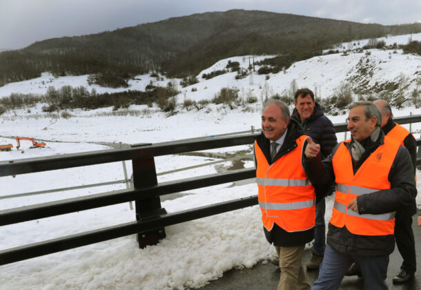 El consejero de Movilidad y Transformación Digital visita las obras de la CL-627 de Cervera de Pisuerga al límite con Cantabria