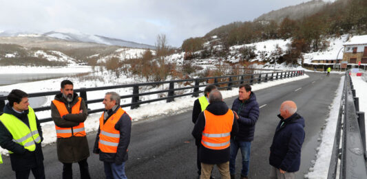 El consejero de Movilidad y Transformación Digital visita las obras de la CL-627 de Cervera de Pisuerga al límite con Cantabria