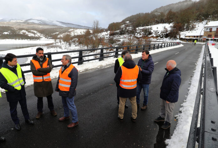 El consejero de Movilidad y Transformación Digital visita las obras de la CL-627 de Cervera de Pisuerga al límite con Cantabria