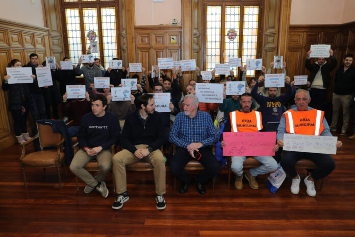 Los trabajadores municipales vuelven a protestar durante el pleno del Ayuntamiento de Palencia