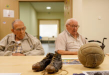 Taller de personas mayores para ejercitar los recuerdos a través del fútbol, en la residencia Domus de Arroyo de la Encomienda (Valladolid)