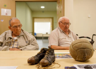 Taller de personas mayores para ejercitar los recuerdos a través del fútbol, en la residencia Domus de Arroyo de la Encomienda (Valladolid)