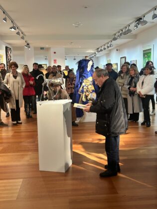 Antonio de la Peña en la inauguración de la muestra Arte Palencia del colectivo Thieldón