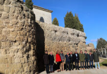 El consejero de Cultura, Turismo y Deporte, Gonzalo Santonja, presenta el fin de las obras de restauración de la muralla de Carrión de los Condes (Palencia)