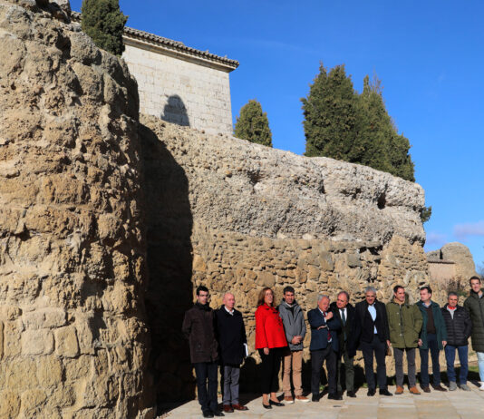 El consejero de Cultura, Turismo y Deporte, Gonzalo Santonja, presenta el fin de las obras de restauración de la muralla de Carrión de los Condes (Palencia)