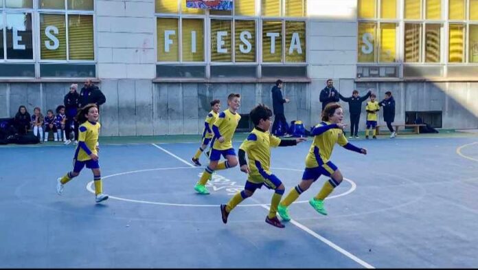 Niños jugando en el II Torneo de La Salle