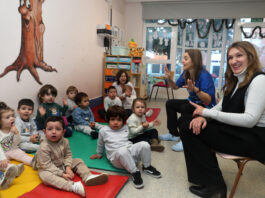 Brágimo / ICAL . La consejera de Educación, Rocío Lucas, junto a la directora del centro, Ana Escuadra, entre otros, en su visita a las obras realizadas en la Escuela de Educación Infantil ‘Miguel de Unamuno’, en Palencia