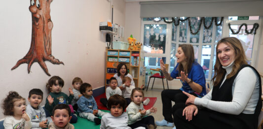 Brágimo / ICAL . La consejera de Educación, Rocío Lucas, junto a la directora del centro, Ana Escuadra, entre otros, en su visita a las obras realizadas en la Escuela de Educación Infantil ‘Miguel de Unamuno’, en Palencia