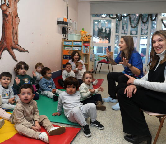 Brágimo / ICAL . La consejera de Educación, Rocío Lucas, junto a la directora del centro, Ana Escuadra, entre otros, en su visita a las obras realizadas en la Escuela de Educación Infantil ‘Miguel de Unamuno’, en Palencia