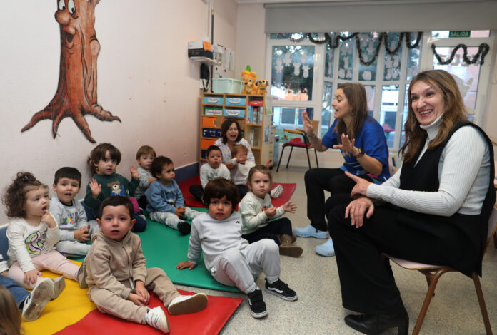 Brágimo / ICAL . La consejera de Educación, Rocío Lucas, junto a la directora del centro, Ana Escuadra, entre otros, en su visita a las obras realizadas en la Escuela de Educación Infantil ‘Miguel de Unamuno’, en Palencia