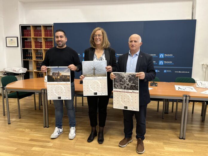 Presentación de los calendarios de la Diputación de Palencia. En la fotografía: Ángeles Armisén, en el centro, acompañada de los diputados provinciales, Urbano Alonso (derecha) y Francisco Pérez (izquierda)