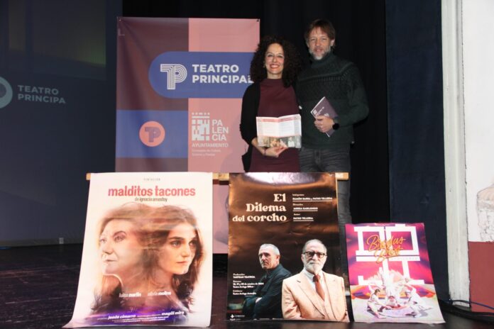 Presentación de Invierno Cultural. Concejal de Cultura, Turismo y Fiestas, Francisco Fernández y María San Miguel autora de la trilogía 'Rescoldos de paz y Violencia'